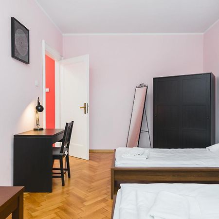 Modern Urban Escape - Old Town Apartment - By Upstairs คราคูฟ ภายนอก รูปภาพ