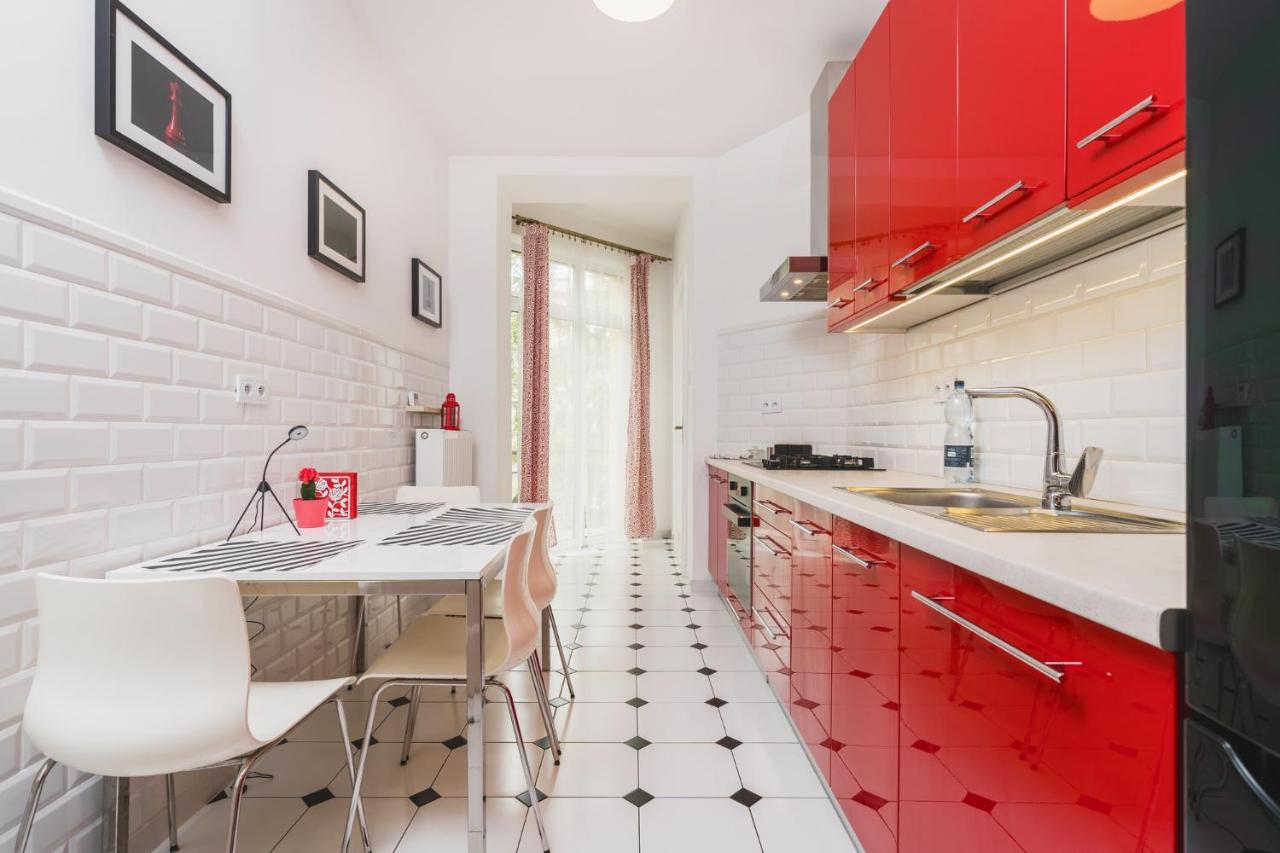 Modern Urban Escape - Old Town Apartment - By Upstairs คราคูฟ ภายนอก รูปภาพ