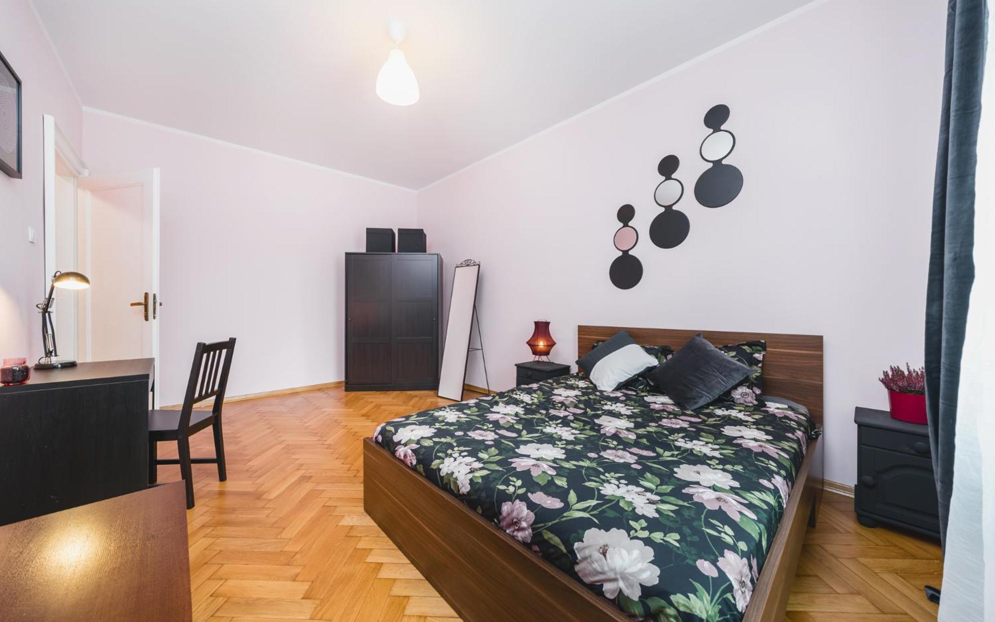 Modern Urban Escape - Old Town Apartment - By Upstairs คราคูฟ ภายนอก รูปภาพ