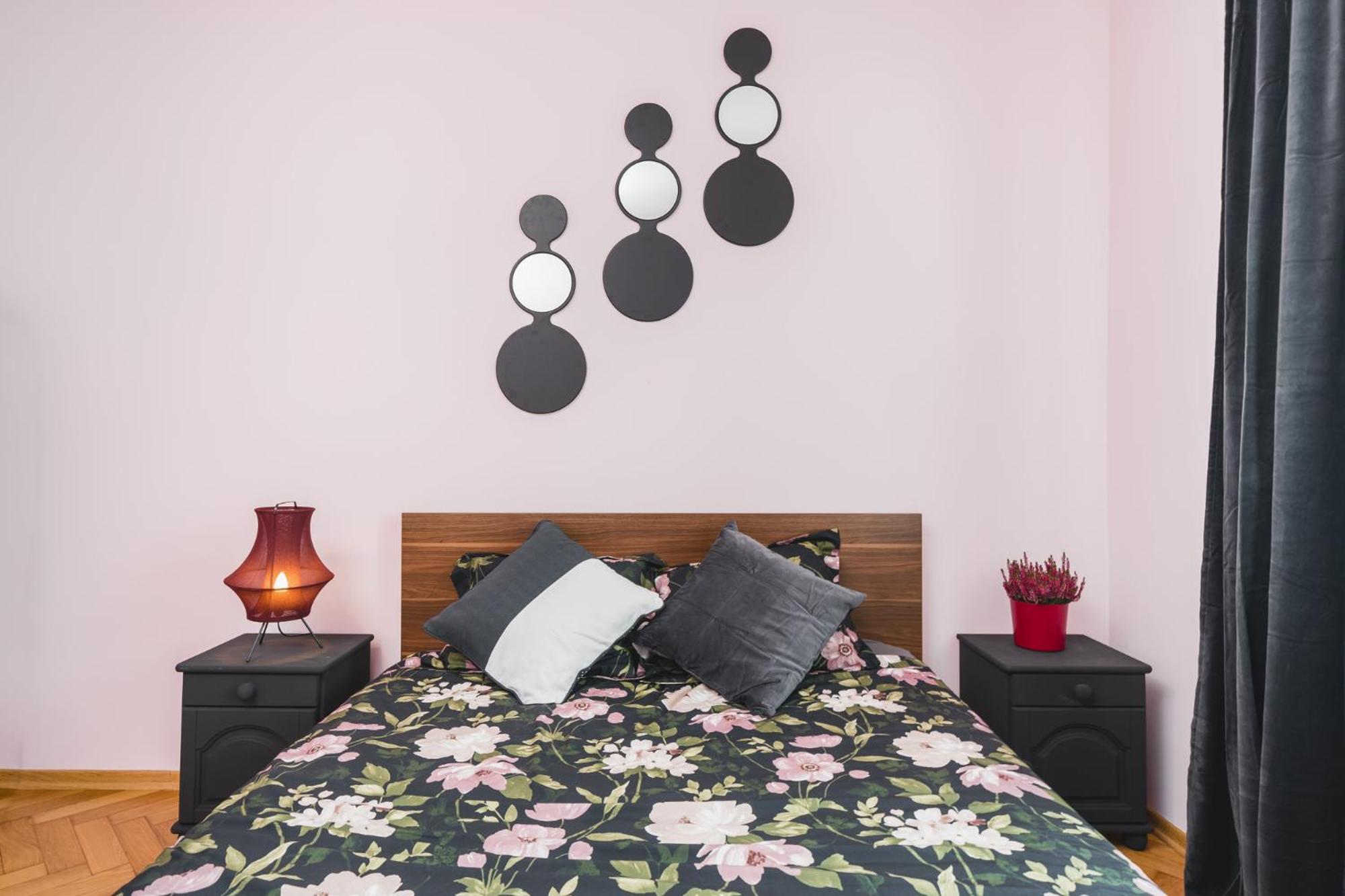 Modern Urban Escape - Old Town Apartment - By Upstairs คราคูฟ ภายนอก รูปภาพ