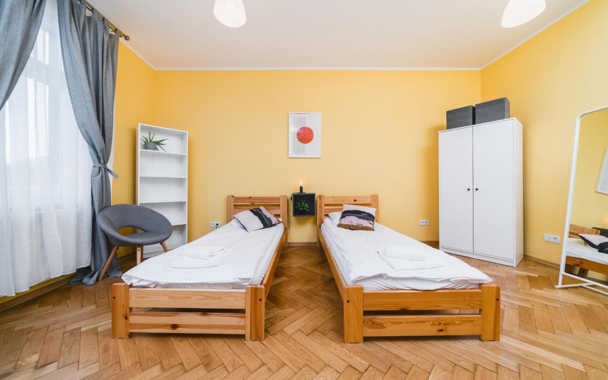 Modern Urban Escape - Old Town Apartment - By Upstairs คราคูฟ ภายนอก รูปภาพ