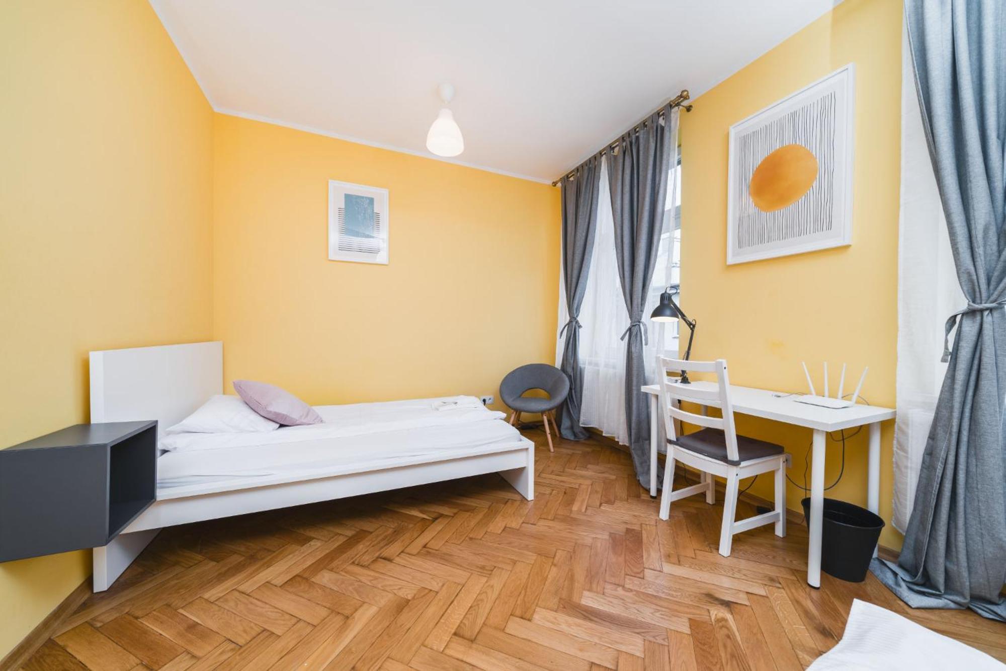 Modern Urban Escape - Old Town Apartment - By Upstairs คราคูฟ ภายนอก รูปภาพ